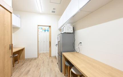 広いスタッフルームの写真