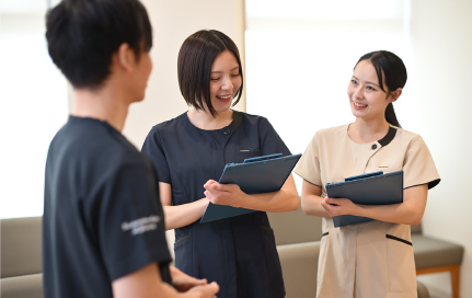 談笑するスタッフの写真